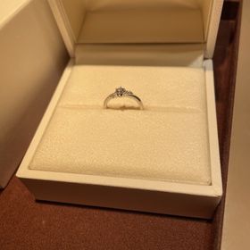 【VIVAGE(ヴィヴァージュ)の口コミ】 彼女が喜ぶデザインで、ダイヤモンドがとても綺麗に映えるような形でした…