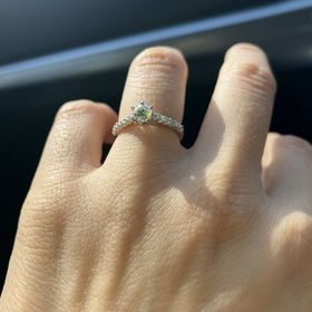 【銀座ダイヤモンドシライシの口コミ】 指が短めなので、大きすぎるものは似合わず、色んな種類がある中、私の指…