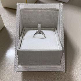 【ENUOVE(イノーヴェ)の口コミ】 ダイヤ部分に高さがあるので、結婚指輪と重ね着けしたときに指輪同士がピ…