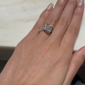 【ブシュロン(BOUCHERON)の口コミ】 圧倒的な華やかさで、1度つけると虜になります。
高さもあって、指に花が…