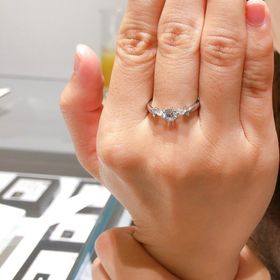 【ROCCA(ロッカ)の口コミ】 デザインが個性的でかわいかったので試着しました。むちっとした私の指に…