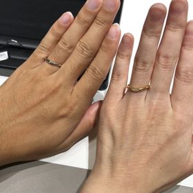 【ラザール ダイヤモンド(LAZARE DIAMOND)の口コミ】 V字ラインの指輪を探していて試着させていただきました。少しねじりのある…