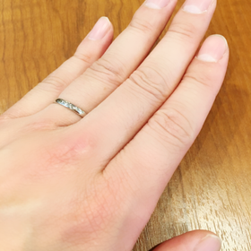 【GALA JEWELRY(ガラジュエリー)の口コミ】 シンプルなストレートの指輪です。
いくつか試着しましたが、一番指にフィ…