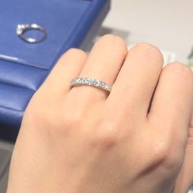 【銀座ダイヤモンドシライシの口コミ】 指輪の幅が太めなため、ダイヤモンドも少し大きめになり、遠くから見ても…