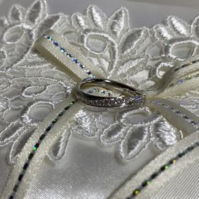 【PILOT BRIDAL(パイロットブライダル)の口コミ】 着け心地が良く指も綺麗に見えました。指輪に対して少し斜めにダイヤやデ…