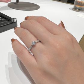 【ラザール ダイヤモンド(LAZARE DIAMOND)の口コミ】 アームにもダイヤがついていて中心に向かって細くなるデザインが真ん中の…