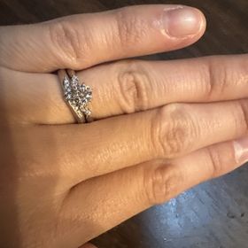 【銀座ダイヤモンドシライシの口コミ】 中心のウェーブしている所にダイヤがあり普段使いの時もキラキラしていて…