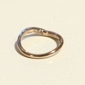 【ケイウノ ブライダル(K.UNO BRIDAL)の口コミ】 Vカットのデザインのおかげで、ぽってりした指の私でもすらっと見えます。…