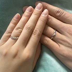 【ケイウノ ブライダル(K.UNO BRIDAL)の口コミ】 ねじれのデザインと肌馴染みの良いピンクゴールドの配色がおすすめです。
…