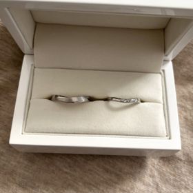 【IDEAL Plus fort(アイデアルプリュフォール)の口コミ】 デザインは婚約指輪と同じ少しV字になっているものを選びました。ゆるやか…