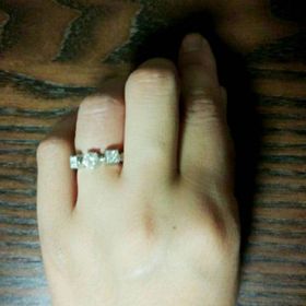 【ブルガリ(BVLGARI)の口コミ】 中央のダイヤの両サイドにパヴェダイヤがあり実際のカラット数以上にゴー…