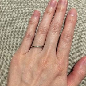 【ケイウノ ブライダル(K.UNO BRIDAL)の口コミ】 ありそうでなかなか無い、ウエーブタイプのダイヤ無しの指輪です。手の水…