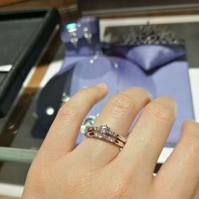 【エクセルコダイヤモンド(EXELCO DIAMOND)の口コミ】 セットリングで探しており、婚約指輪と結婚指輪のデザイン重視で決めまし…