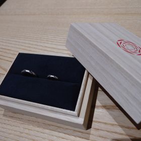 【出雲結(いずもゆい)の口コミ】 ・ツヤとマットを組み合わせた加工ができたこと
・誕生石の内石を入れられ…