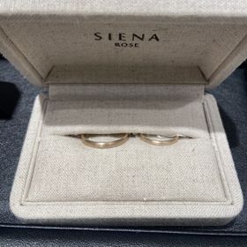 【SIENAROSE(シエナロゼ)の口コミ】 肌馴染みがよく、指輪を付けてる！という感じが無いです。
カジュアルな服…