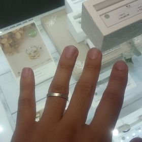 【JEWELRY  KAMATA(ジュエリーかまた)の口コミ】 ざらざらとした表面処理にすることによって独特な光り方をしているのが印…