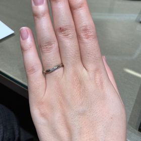 【アイプリモ(I-PRIMO)の口コミ】 V字のフォルムが先に受け取っていた婚約指輪とって重ね付けしたときに綺麗…