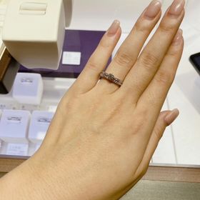 【俄(にわか)の口コミ】 手元が華やかになるもの、手が綺麗に見えるものを選びました。
デザインは…