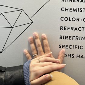 【ENUOVE(イノーヴェ)の口コミ】 指輪に存在感があるので指が太い人に合うと思います。また、シルバーとゴ…