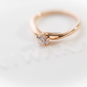 【俄(にわか)の口コミ】 シンプルで飽きのこないデザインを選びました。ダイヤモンドを６点の爪で…