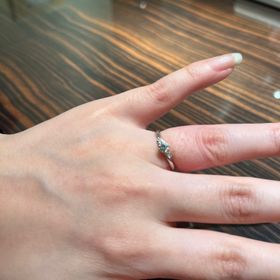 【1122 iifuufu bridal(いい夫婦ブライダル)】の口コミ デザインと価格で選びました。
普段からつけたいとのことで、ダイヤの大き...