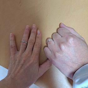 【4℃ BRIDAL(ヨンドシーブライダル)の口コミ】 デザインがシンプル。内側にダイヤモンドや刻印をいれて、特別で豪華なも…