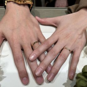 【アイプリモ(I-PRIMO)の口コミ】 太すぎず細すぎないため男女共に着けやすい。
シンプルだけど、カーブの入…