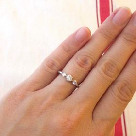 【Ponte Vecchio(ポンテヴェキオ)の口コミ】 真ん中に大きめのダイヤモンドがあり、その両端に小さなダイヤモンドがあ…