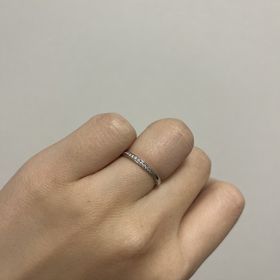 【銀座ダイヤモンドシライシの口コミ】 ダイヤモンドが沢山あしらわれていますが埋込み型になっているので着け心…