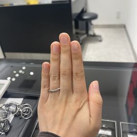 【エクセルコダイヤモンド(EXELCO DIAMOND)の口コミ】 3本に斜めにダイヤモンドが入っていて上から見た時と横から見た時にもダイ…