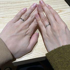 【出雲結(いずもゆい)の口コミ】 男性の方の指輪はシンプルなデザインで女性の方の指輪はダイヤが8石入って…