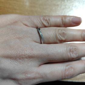 【銀座ダイヤモンドシライシの口コミ】 シンプルなデザインですが、斜めにカットされているところまで粒やキラキ…