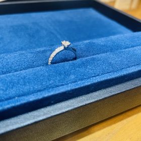 【4℃ BRIDAL(ヨンドシーブライダル)の口コミ】 とにかくとても美しいです。大きいダイヤモンドももちろんですが、斜めの…