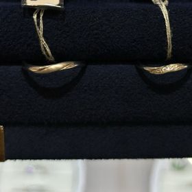 【TOWA(永遠)の口コミ】 滑らかなウェーブが可愛らしく、新郎側のリングは中心がマットな加工がさ…