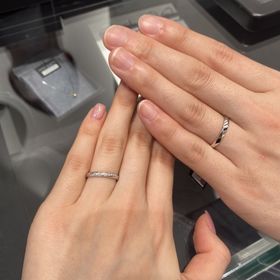 【ラザール ダイヤモンド(LAZARE DIAMOND)の口コミ】 シンプルなプラチナにするかダイヤモンドが敷きつめられたデザインにする…