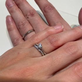 【アイプリモ(I-PRIMO)の口コミ】 婚約指輪は、台座があって、横からの美しさも魅力的です。横から見た時に…