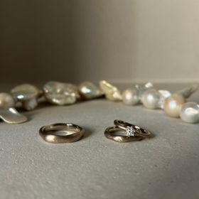 【atelier ST, CAT(アトリエ エスティーキャット)の口コミ】 少し湾曲したデザインが可愛く、女性用にはダイヤもひとつ入れていただき…