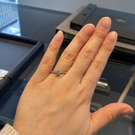 【エクセルコダイヤモンド(EXELCO DIAMOND)の口コミ】 シンプルながらもキラキラした華やかなデザインが好きなので、サイドにメ…