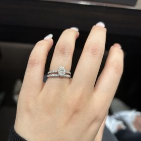 【銀座ダイヤモンドシライシの口コミ】 とってもゴージャスで、指が映える指輪となっています。
婚約指輪との重ね…