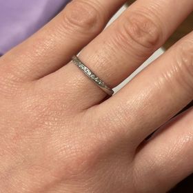 【canal4℃(カナルヨンドシー)の口コミ】 ゆるやかなラインのなかに石が散りばめられており、やわらかな印象のある…