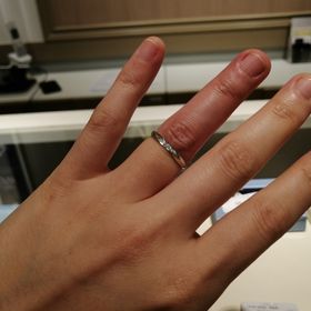 【Something Blue(サムシングブルー)の口コミ】 様々な指輪がある中で、店員さんが自分の雰囲気で出してきてくれたのがこ…
