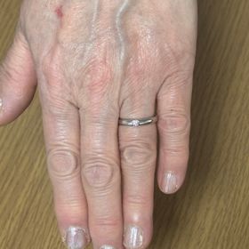 【ラザール ダイヤモンド(LAZARE DIAMOND)の口コミ】 細いごくシンプルなデザインの中に、光の当たる角度によりキラッと光るダ…