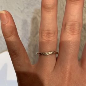 【銀座ダイヤモンドシライシの口コミ】 色んな形の指輪を試着しましたが、昔ながらのシンプルな真っ直ぐのデザイ…