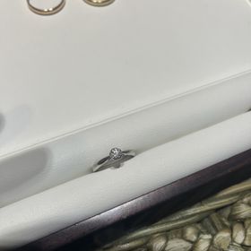 【杢目金屋(もくめがねや)の口コミ】 一粒ダイヤモンドの婚約指輪を探していました。シンプルなのに、ダイヤモ…