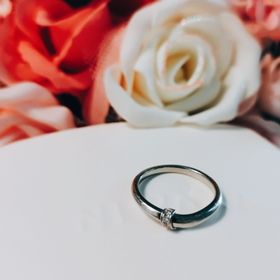 【俄(にわか)の口コミ】 緩やかなカーブが可愛らしく、上から流れるような形でダイヤが付いていて…