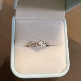 【GALA JEWELRY(ガラジュエリー)の口コミ】 希望デザインが斜め希望だったため、いくつか着けさせてもらい、希望に合…