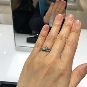 【4℃ BRIDAL(ヨンドシーブライダル)の口コミ】 婚約指輪は一番大きなダイヤがついている指輪になるので、華やかなものが…