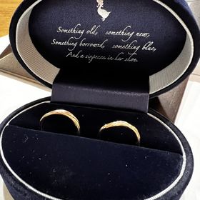 【Something Blue(サムシングブルー)の口コミ】 私たちが作ったのは、ゴールドピンクのウェイブの形の結婚指輪です。着け…