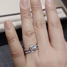 【DAMIANI(ダミアーニ)の口コミ】 ボッチョーロの花びら部分にダイヤがあるものです。花びらにダイヤがない…