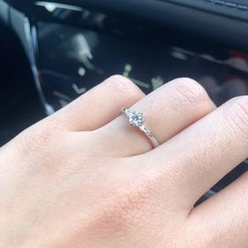 【アイプリモ(I-PRIMO)の口コミ】 指に馴染むデザインの婚約指輪を探しており、ウェーブタイプとこちらのV字…